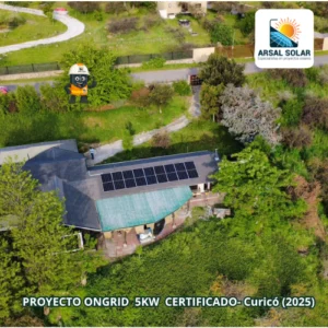 Sistema solar fotovoltaico On-Grid certificado instalado en la Región del Maule, Chile, para generación eléctrica sustentable.